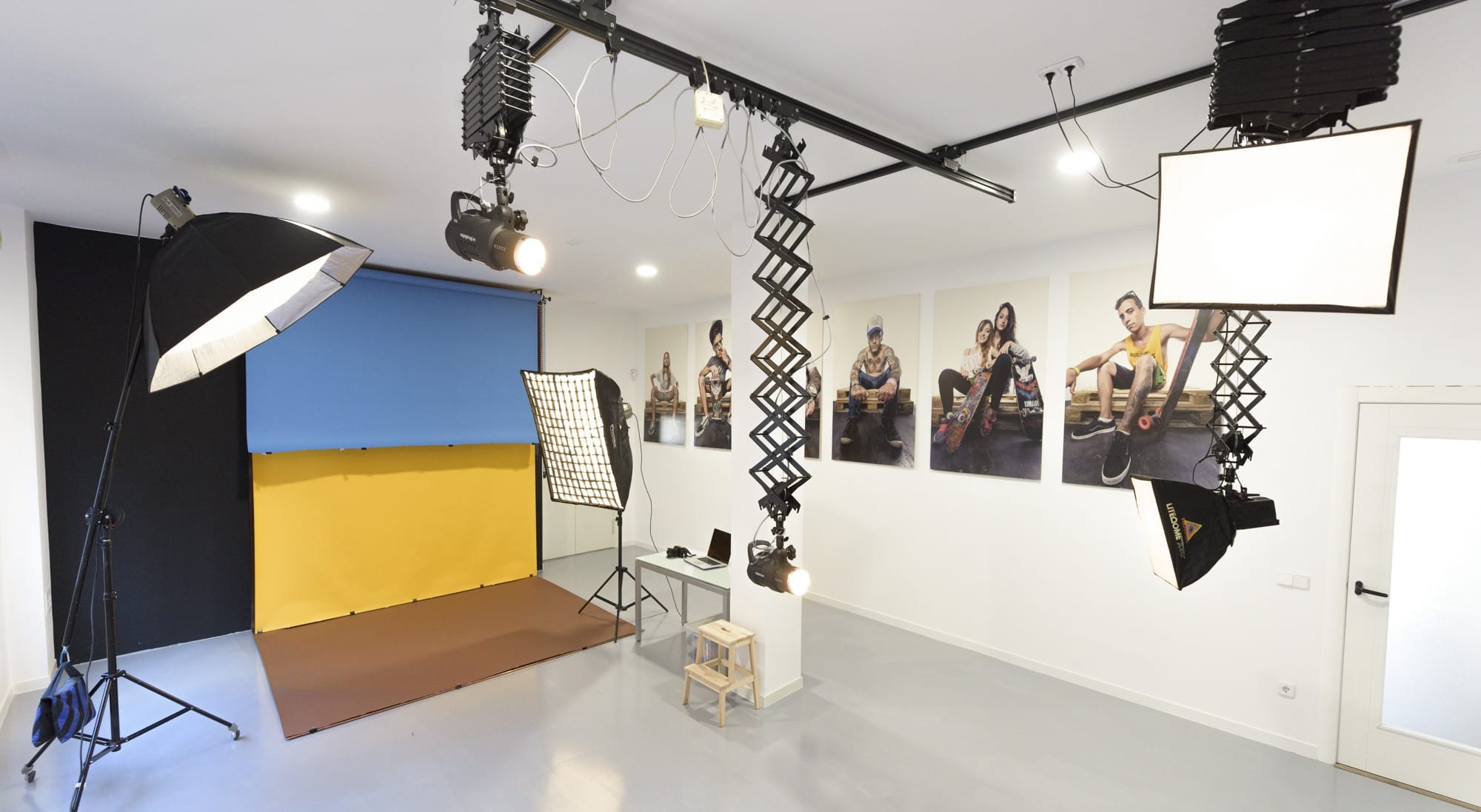 Vista amplia del plató de Imagenia Estudio con fondos de colores y equipos de iluminación