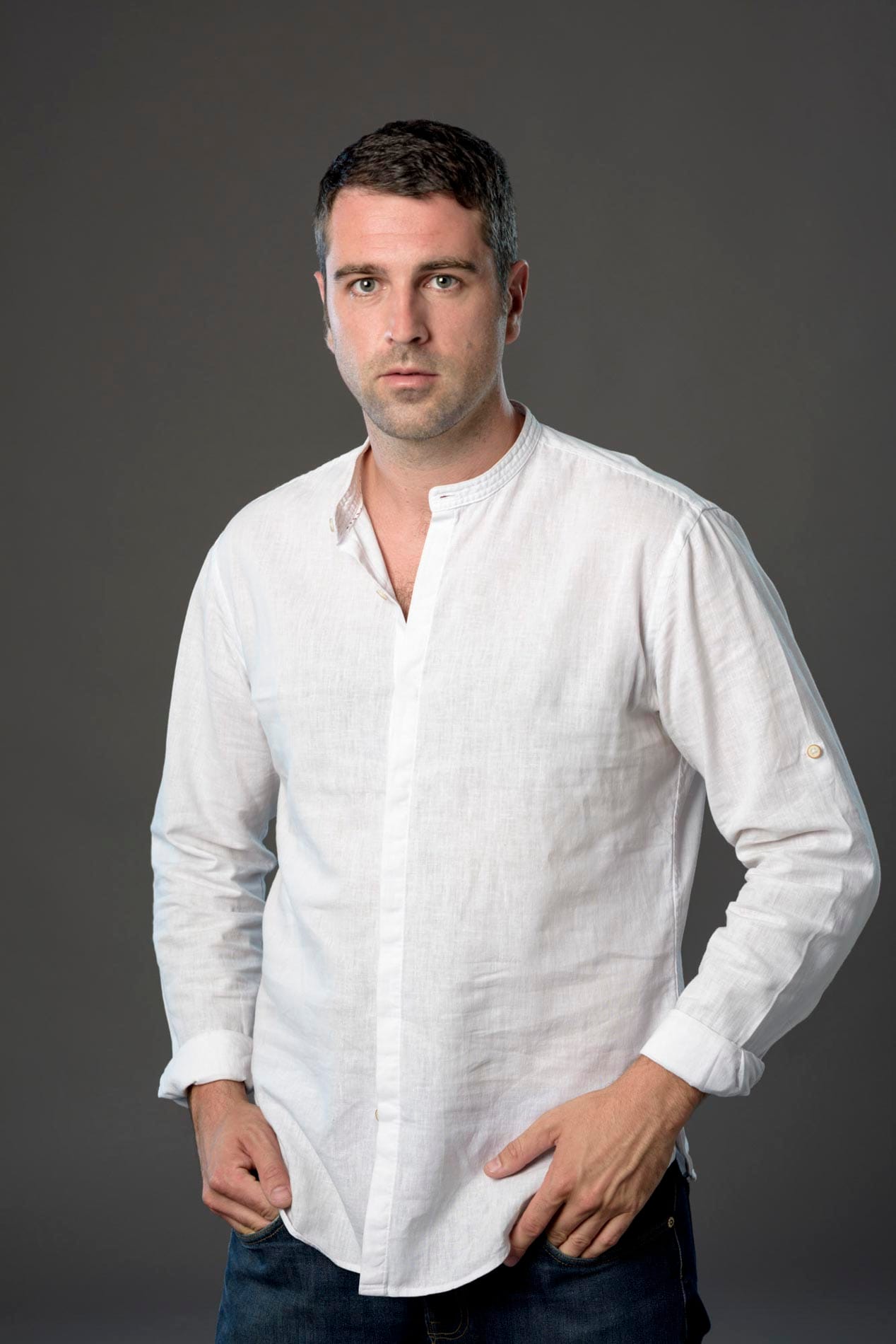Fotografía de identificación masculina con encuadre de medio cuerpo