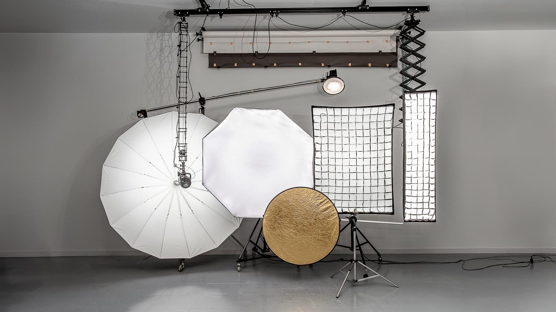 Equipo de iluminación profesional instalado en el plató de Imagenia Estudio