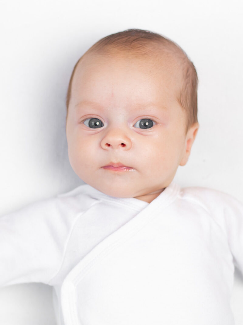 bebé con fondo blanco y rostro visible