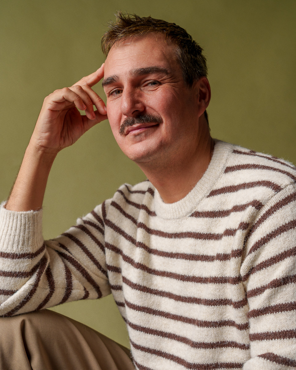Retrato documental masculina con luz dura y fondo oscuro